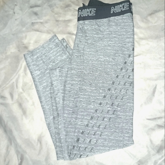 🎄3/$15 *HP* Nike Victory Training Mid-Rise Capri Leggings - Picture 2 of 7